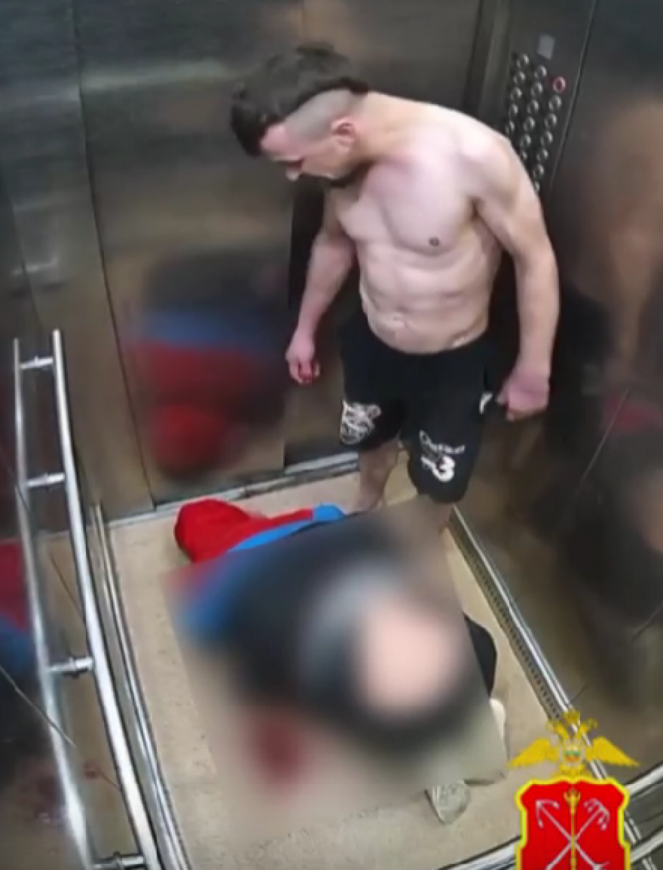 В лифте дома по Охтинской аллее жестоко избили мужчину, заведено уголовное дело
